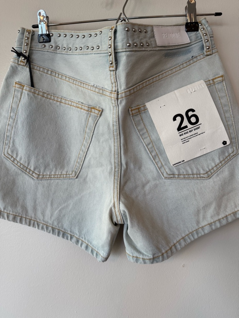 RE/DONE x Levi’s Studded Mid Rise Boy Short | Light Wash | Size 26 | NWT - Picture 3 of 4